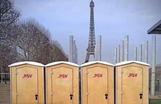 Toilettes PSV à la Fashion Week de Paris