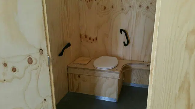 Toilette sèche bois PMR